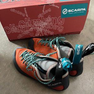 Scarpa Climbing Shoes & Black Diamond Chalk Bag Bundle